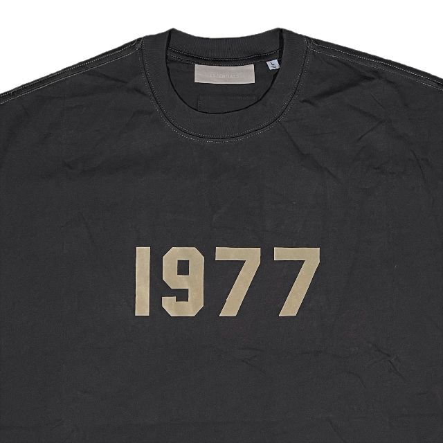 FEAR OF GOD(フィアオブゴッド)のFOG エッセンシャルズ 1977ロゴ 半袖 Tシャツ ブラック XL メンズのトップス(Tシャツ/カットソー(半袖/袖なし))の商品写真
