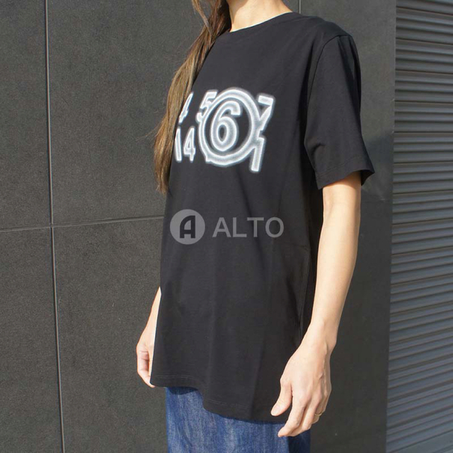 MM6(エムエムシックス)のMM6 Maison Margiela コットン ズームロゴ   Tシャツ  レディースのトップス(Tシャツ(半袖/袖なし))の商品写真