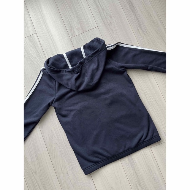 adidas(アディダス)の新品未使用 adidas エッセンシャルズ 3ストライプス パーカー 150cm キッズ/ベビー/マタニティのキッズ服女の子用(90cm~)(ジャケット/上着)の商品写真