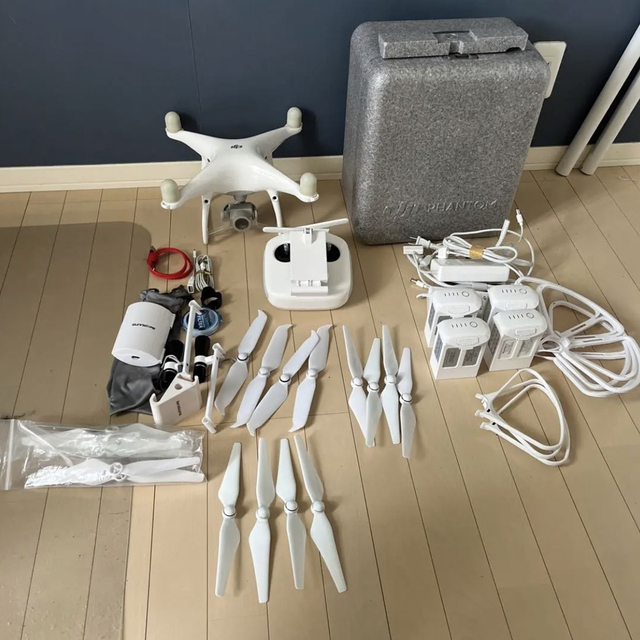 DJI PHANTOM 4 PRO バッテリー4つ　アクセサリー多数 エンタメ/ホビーのおもちゃ/ぬいぐるみ(ホビーラジコン)の商品写真