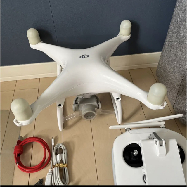 DJI PHANTOM 4 PRO バッテリー4つ　アクセサリー多数 エンタメ/ホビーのおもちゃ/ぬいぐるみ(ホビーラジコン)の商品写真