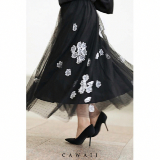 【新品タグ付き】（黒）チュールに咲く白花のベールミディアムスカート