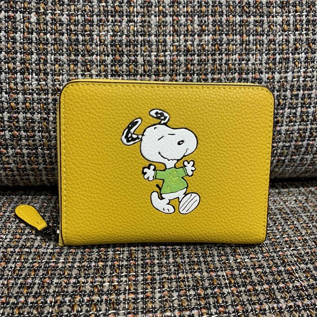 COACH(コーチ)の869  コーチ　二つ折り財布　スヌーピーコラボ レディースのファッション小物(財布)の商品写真