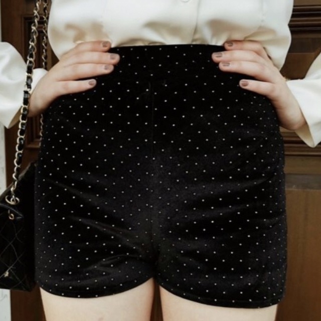 épine(エピヌ)の美品　épine gold studs velours short pants レディースのパンツ(ショートパンツ)の商品写真