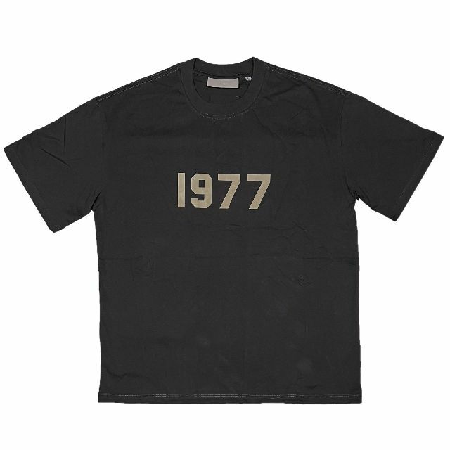 FEAR OF GOD(フィアオブゴッド)のFOG エッセンシャルズ 1977ロゴ 半袖 Tシャツ ブラック L メンズのトップス(Tシャツ/カットソー(半袖/袖なし))の商品写真