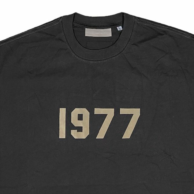 FEAR OF GOD(フィアオブゴッド)のFOG エッセンシャルズ 1977ロゴ 半袖 Tシャツ ブラック L メンズのトップス(Tシャツ/カットソー(半袖/袖なし))の商品写真