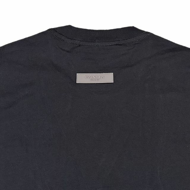 FEAR OF GOD(フィアオブゴッド)のFOG エッセンシャルズ 1977ロゴ 半袖 Tシャツ ブラック L メンズのトップス(Tシャツ/カットソー(半袖/袖なし))の商品写真