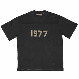 フィアオブゴッド(FEAR OF GOD)のFOG エッセンシャルズ 1977ロゴ 半袖 Tシャツ ブラック L(Tシャツ/カットソー(半袖/袖なし))