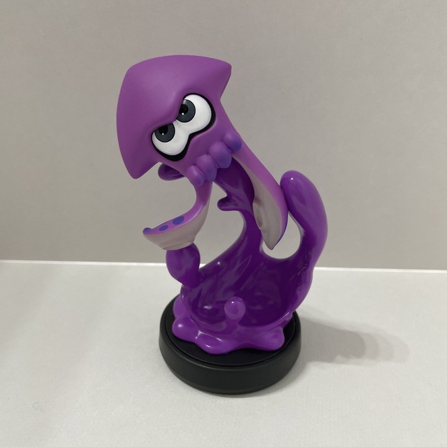 任天堂(ニンテンドウ)のamiibo イカ【ネオンパープル】（スプラトゥーンシリーズ） エンタメ/ホビーのフィギュア(ゲームキャラクター)の商品写真