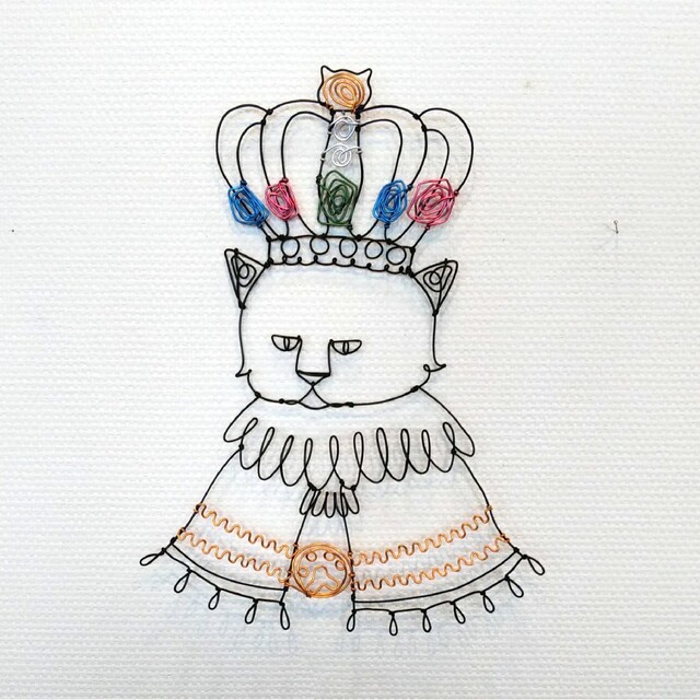 【新作】王冠をかぶった猫の肖像画風のワイヤーアート☆色とりどりの宝石が素敵
