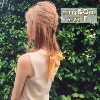 ティティアンドコー(titty&co)のtitiy&Co. バックリボントップス ノースリーブ イエロー(タンクトップ)