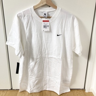 ナイキ(NIKE)の新品 Nike ソロ スウッシュ Tシャツ Lサイズ 白(Tシャツ/カットソー(半袖/袖なし))