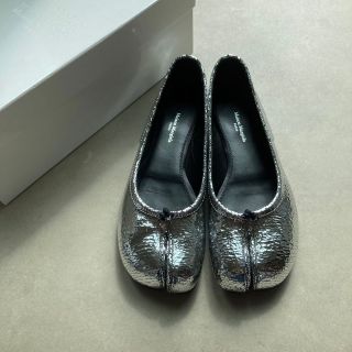 マルタンマルジェラ(Maison Martin Margiela)のMaison Margiela ブロークンミラー　タビ　バレエシューズ　シルバー(バレエシューズ)