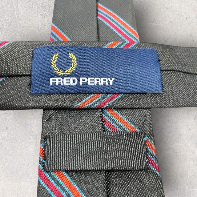 FRED PERRY(フレッドペリー)の美品 FRED PERRY フレッドペリー ストライプ ナロータイ ネクタイ 緑 メンズのファッション小物(ネクタイ)の商品写真