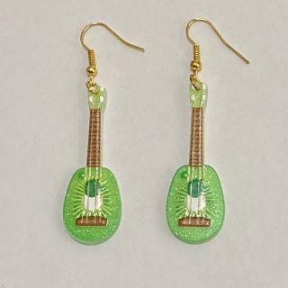 ギターのピアス　グリーン　かわいい　綺麗　バンド　吹奏楽　音楽　キウイ　果物　(ピアス)