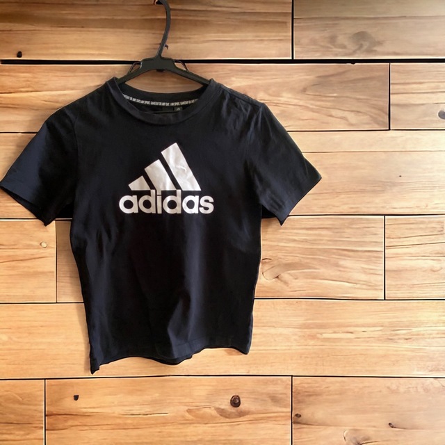 adidas(アディダス)のadidas アディダス　ティシャツ　150 ブラック キッズ/ベビー/マタニティのキッズ服男の子用(90cm~)(Tシャツ/カットソー)の商品写真