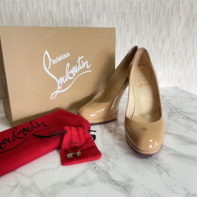 Christian Louboutin(クリスチャンルブタン)の値下★ ルブタン 37 パテント　シンプル　ヒール 24cm ベージュ無地 レディースの靴/シューズ(ハイヒール/パンプス)の商品写真