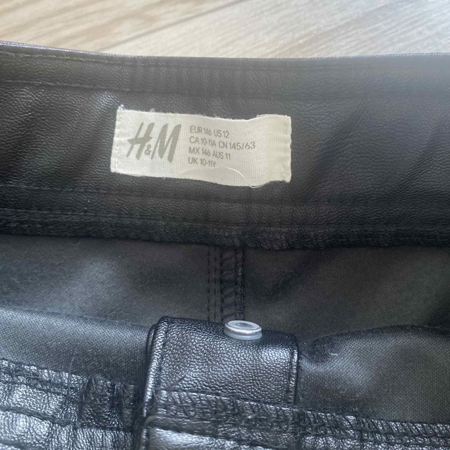 H&H(エイチアンドエイチ)のH&M 合皮スカート キッズ/ベビー/マタニティのキッズ服女の子用(90cm~)(スカート)の商品写真