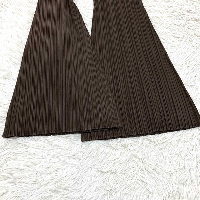 PLEATS PLEASE ISSEY MIYAKE(プリーツプリーズイッセイミヤケ)の状態良品 プリーツプリーズ フレアパンツ ブラウン ブーツカット サイズ3 レディースのパンツ(その他)の商品写真