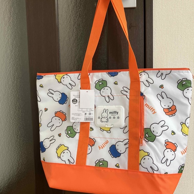 miffy(ミッフィー)の★新品　保冷トートバッグ　ウエットテッシュポケット付き！　♪ミッフィー♪♪ レディースのバッグ(エコバッグ)の商品写真