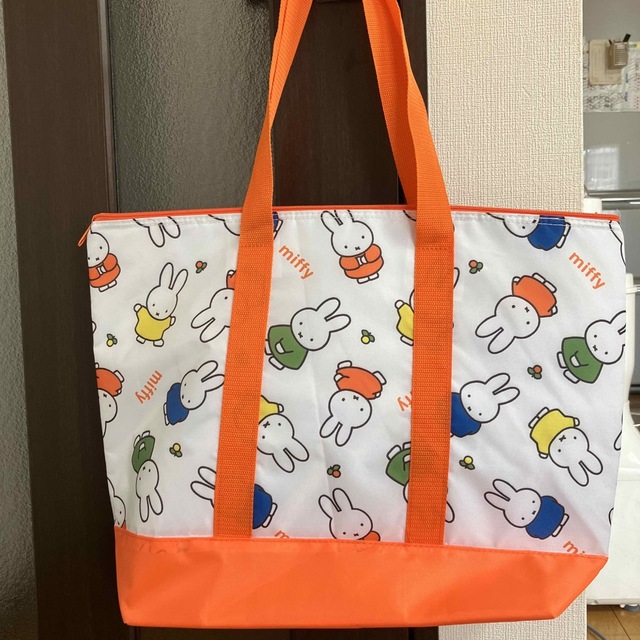 miffy(ミッフィー)の★新品　保冷トートバッグ　ウエットテッシュポケット付き！　♪ミッフィー♪♪ レディースのバッグ(エコバッグ)の商品写真