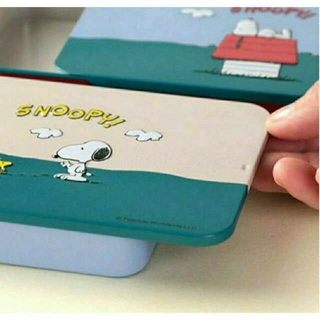 SNOOPY(スヌーピー)の未使用！缶のみ！カルディ＊スヌーピー　スライド式 クッキーティン A+Bの 2缶 インテリア/住まい/日用品のインテリア小物(小物入れ)の商品写真