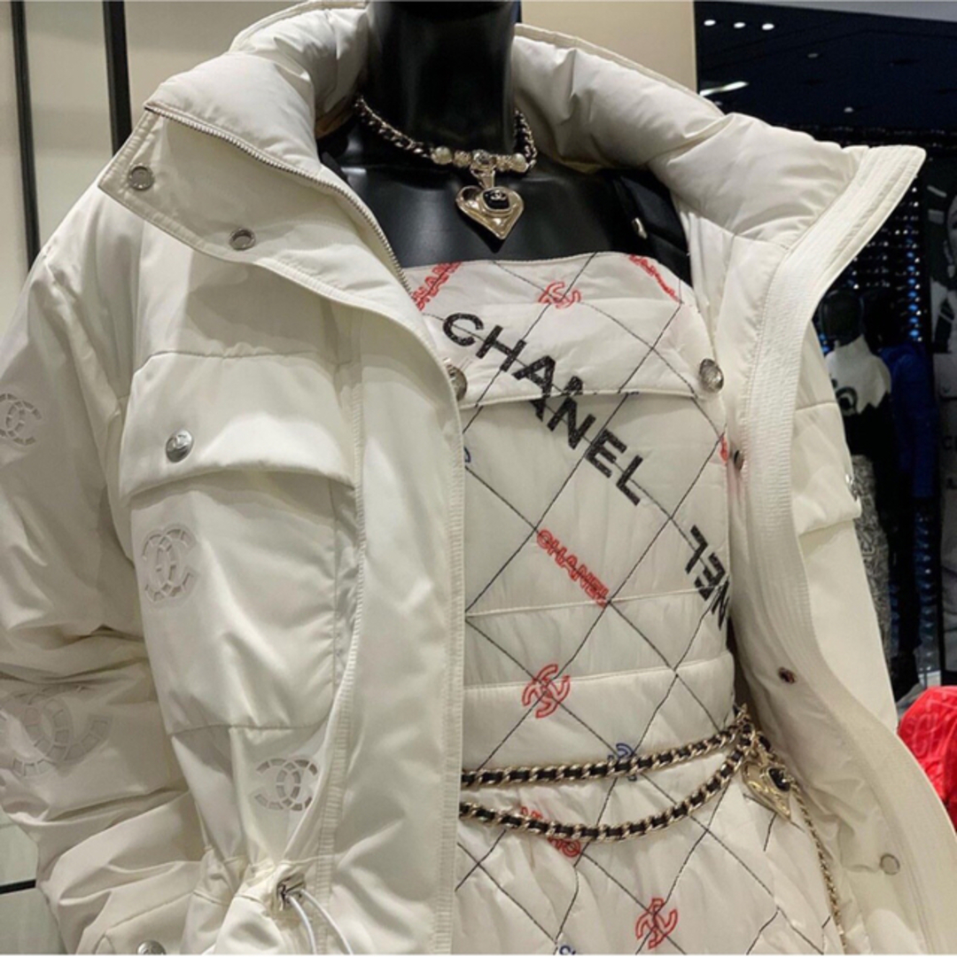 CHANEL(シャネル)の幻 CHANEL シャネル blackpinkジェニー ダウンコート レディースのジャケット/アウター(ダウンコート)の商品写真