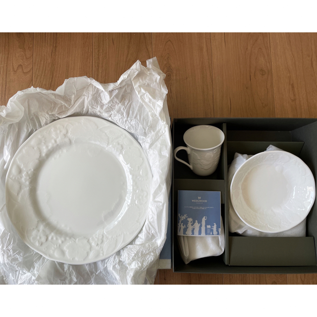 WEDGWOOD(ウェッジウッド)の★未使用品★ウエッジウッド★ストロベリー&バイン★プレート★カップ★セット インテリア/住まい/日用品のキッチン/食器(食器)の商品写真