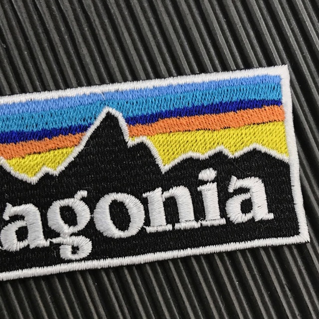 patagonia(パタゴニア)のパタゴニア フィッツロイ&黒SUNSET アイロンワッペン 2枚セット -12 レディースのバッグ(その他)の商品写真