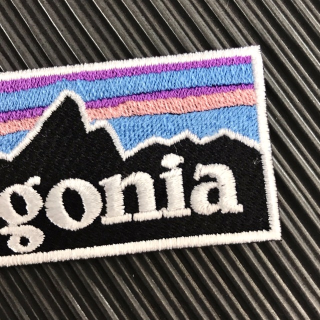 patagonia(パタゴニア)のパタゴニア フィッツロイ&黒SUNSET アイロンワッペン 2枚セット -12 レディースのバッグ(その他)の商品写真