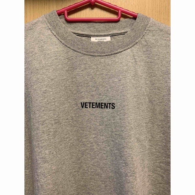 VETEMENTS(ヴェトモン)の正規未使用 21SS VETEMENTS ヴェトモン ロゴパッチ Tシャツ メンズのトップス(Tシャツ/カットソー(半袖/袖なし))の商品写真