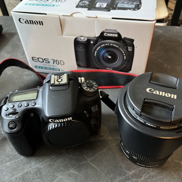Canon(キヤノン)のCanon  EOS 70D (W) EF-S18-135 IS STM スマホ/家電/カメラのカメラ(デジタル一眼)の商品写真