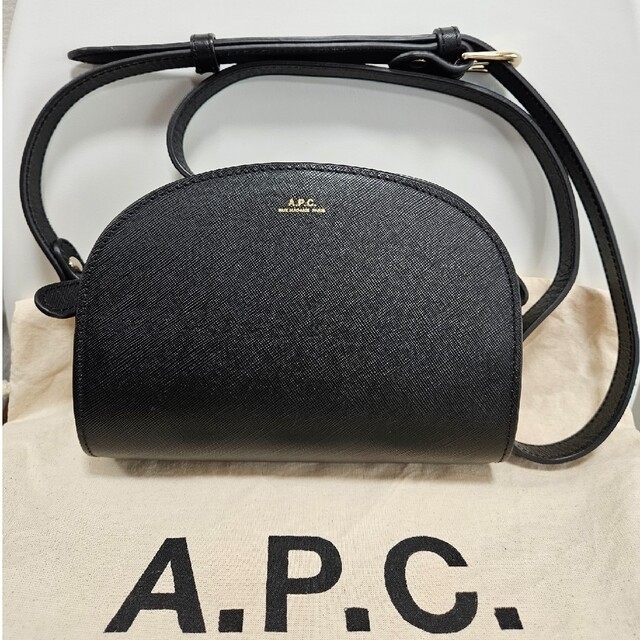 A.P.C(アーペーセー)の【値下げ】A.P.C.　アーペーセー　ハーフムーン　エンボス　ミニショルダー レディースのバッグ(ショルダーバッグ)の商品写真