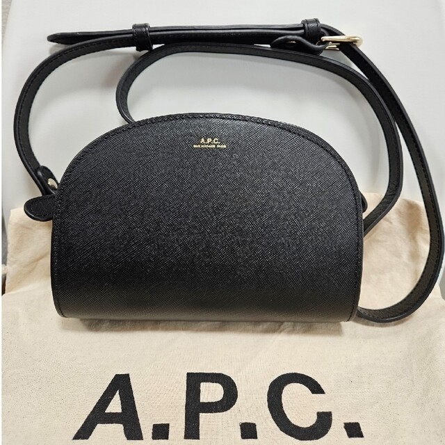 バッグ【値下げ】A.P.C.　アーペーセー　ハーフムーン　エンボス　ミニショルダー