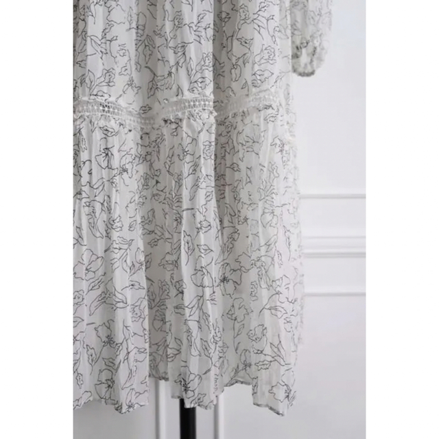 Her lip to(ハーリップトゥ)のMonotone Floral Pleated Dress / white S レディースのワンピース(ロングワンピース/マキシワンピース)の商品写真