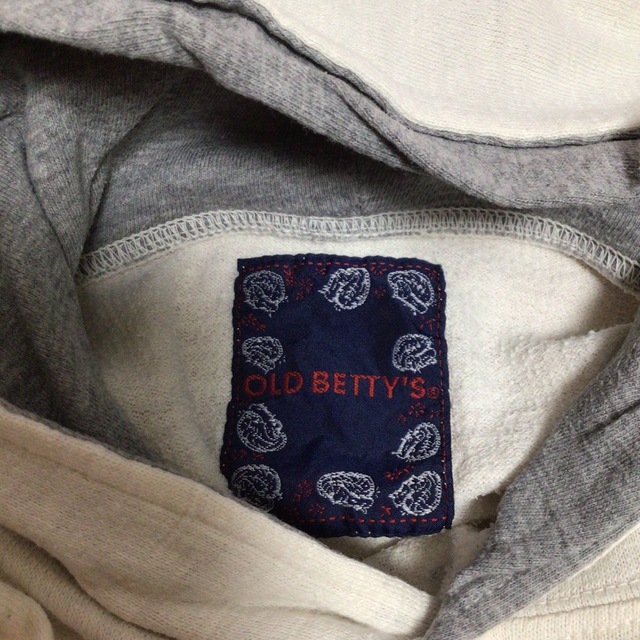 OLD BETTY'S(オールドベティーズ)のオールドべティーズ　スヌーピーフード付きTシャツ　中古品 レディースのトップス(Tシャツ(半袖/袖なし))の商品写真