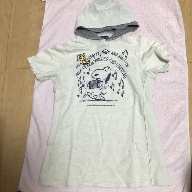 OLD BETTY'S(オールドベティーズ)のオールドべティーズ　スヌーピーフード付きTシャツ　中古品 レディースのトップス(Tシャツ(半袖/袖なし))の商品写真