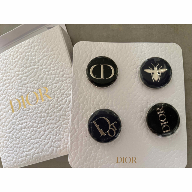 Dior ノベルティ　バッジ エンタメ/ホビーのアニメグッズ(バッジ/ピンバッジ)の商品写真