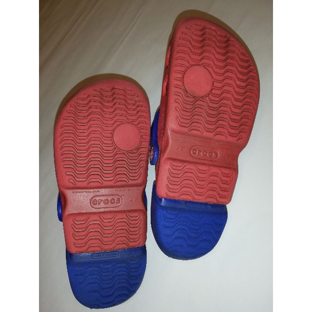 crocs(クロックス)の【CROCS】 クロックス キッズ サンダル レッド/ブルー J2 (20cm) キッズ/ベビー/マタニティのキッズ靴/シューズ(15cm~)(サンダル)の商品写真