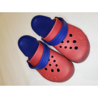 クロックス(crocs)の【CROCS】 クロックス キッズ サンダル レッド/ブルー J2 (20cm)(サンダル)