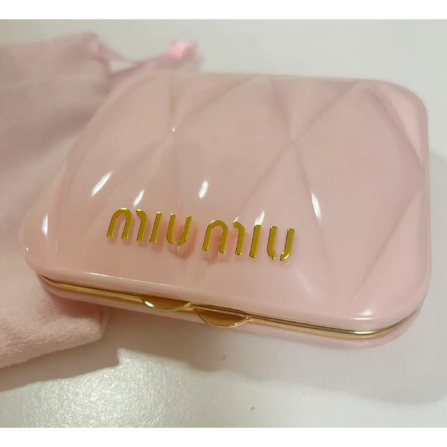 miumiu(ミュウミュウ)のミウミウ 新品 ミラー 鏡  ピンク 巾着ポーチ 金具 ゴールド ノベルティ レディースのファッション小物(ミラー)の商品写真