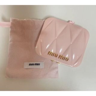 ミュウミュウ(miumiu)のミウミウ 新品 ミラー 鏡  ピンク 巾着ポーチ 金具 ゴールド ノベルティ(ミラー)