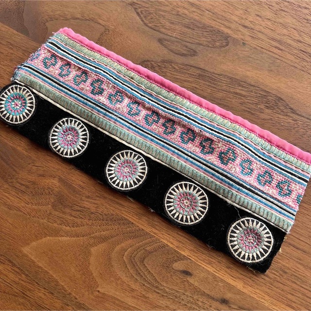 チャイハネ(チャイハネ)のモン族古布 民族衣装はぎれ ハギレ 刺繍ワッペン付き ハンドメイドの素材/材料(生地/糸)の商品写真