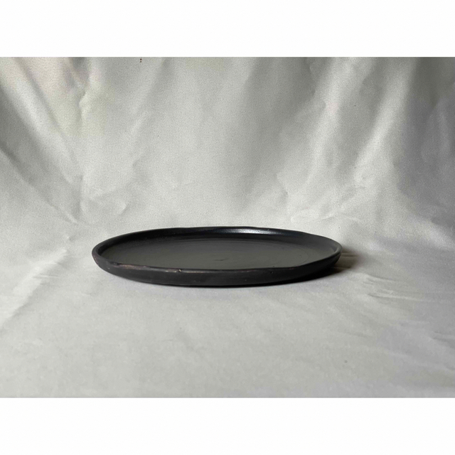 シンプルな黒いプレート(24cm)