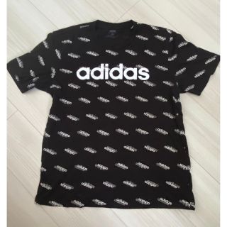 アディダス(adidas)のadidas Tシャツ(Tシャツ/カットソー(半袖/袖なし))