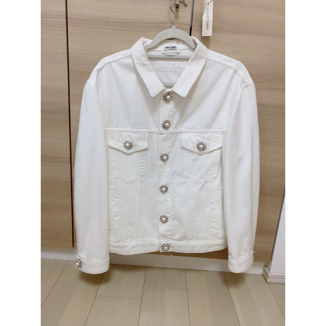 miumiu(ミュウミュウ)のmiumiu♡ホワイト白ビジュージャケット♡ レディースのジャケット/アウター(Gジャン/デニムジャケット)の商品写真
