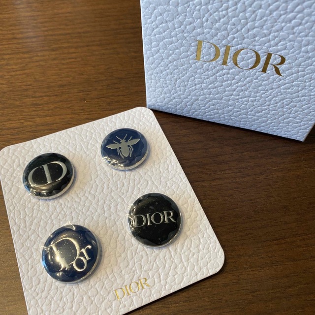 Dior(ディオール)のDIOR ピンバッジ　ノベルティ エンタメ/ホビーのアニメグッズ(バッジ/ピンバッジ)の商品写真