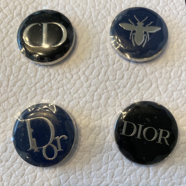 Dior(ディオール)のDIOR ピンバッジ　ノベルティ エンタメ/ホビーのアニメグッズ(バッジ/ピンバッジ)の商品写真