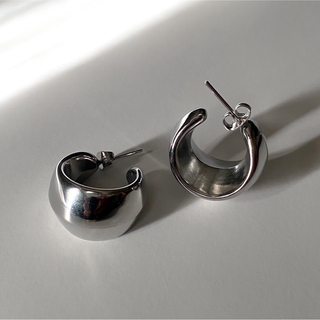 ロク(6 (ROKU))のRound half pierce silver No.1064(ピアス)