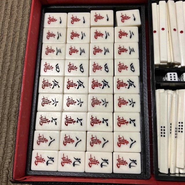 14個 黒色 昭和レトロの麻雀牌 振りまわさ 洗濯したのでピカピカ綺麗 14個 黒色 昭和レトロの麻雀牌 振りまわさ 洗濯したのでピカピカ綺麗
